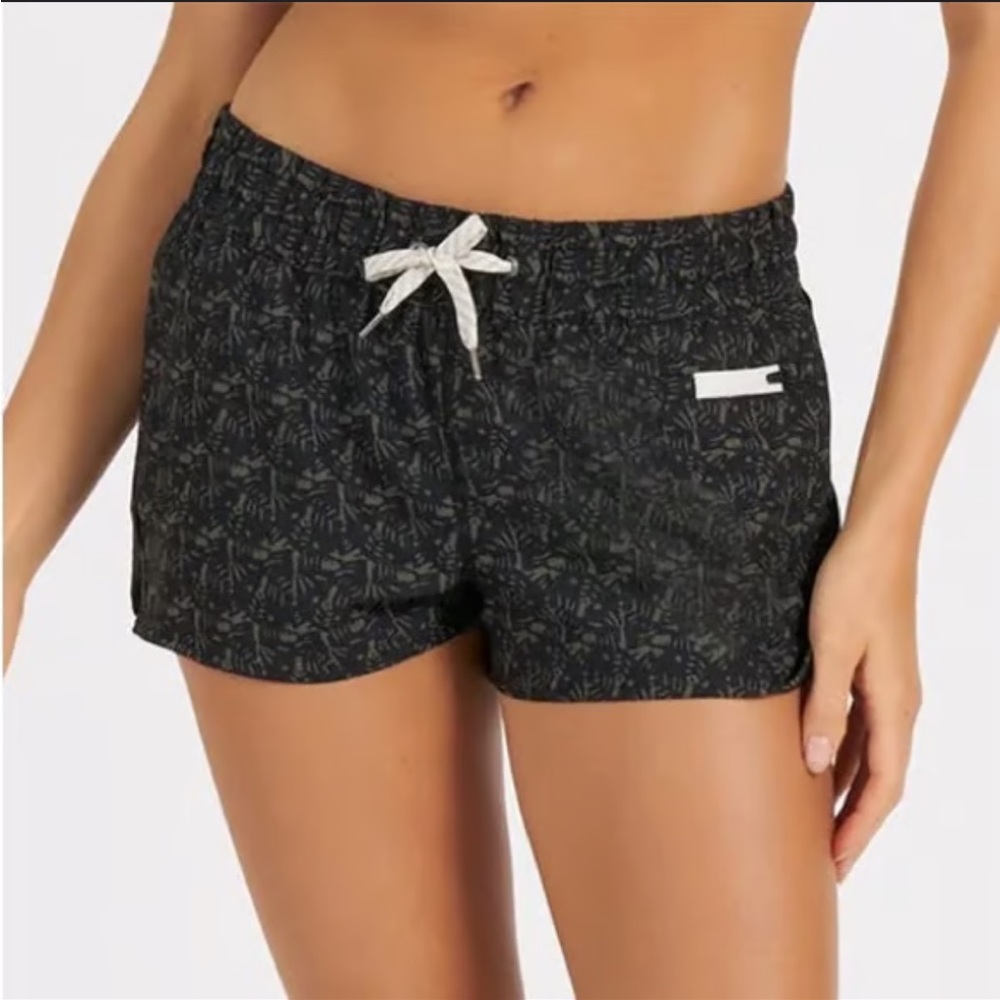 Vuori Clementine Shorts 2.5" Shorts black and grey size XL